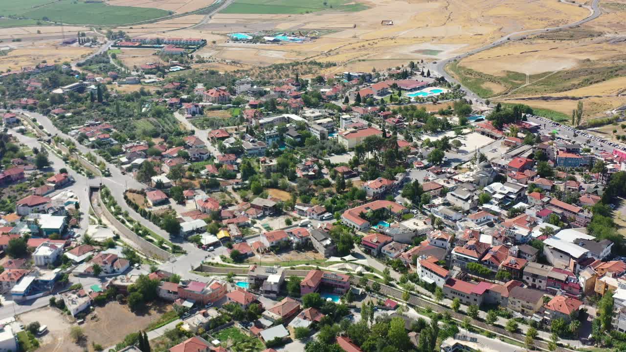 Flygvy över bostadsområdet i staden Pamukkale i Turkiet en solig sommardag.