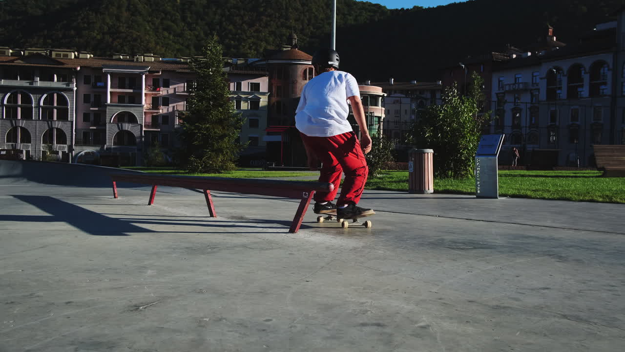 도시 스케이트파크 에서 스케이트보드를 타고