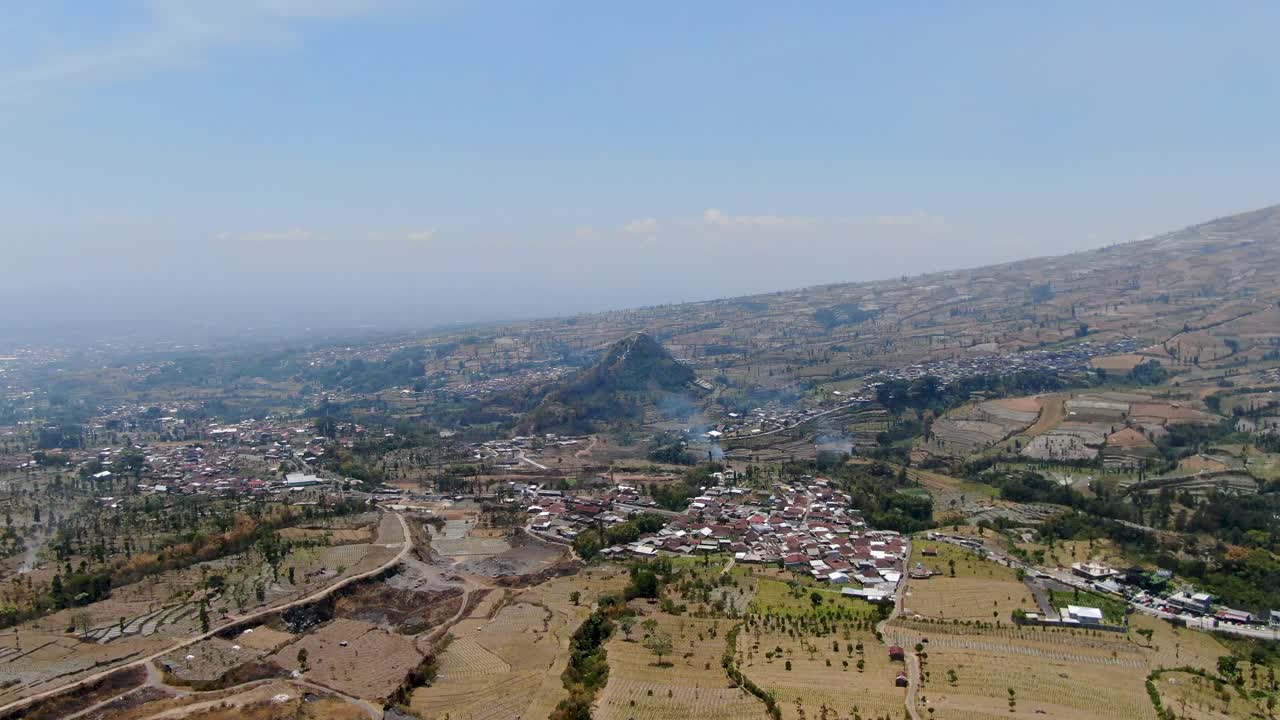 Piccoli villaggi situati ai piedi della montagna in Indonesia, vista aerea.