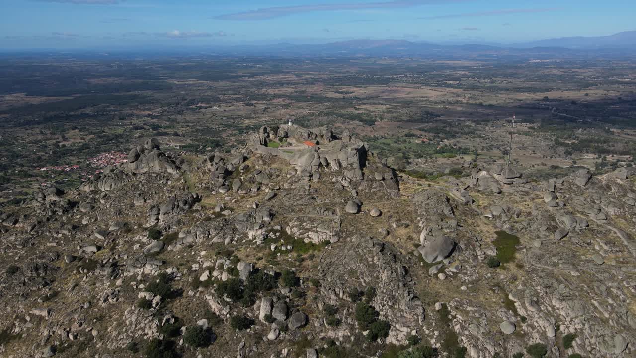 몬산토 성 주변의 풍경을 포착하고 지역의 절묘한 아름다움을 보여주는 드론