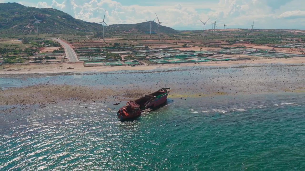 Vista drone: una nave danneggiata è arenata sulla riva della spiaggia di Bai Thong, comune di Phuoc Dinh, provincia di Ninh Thuan.