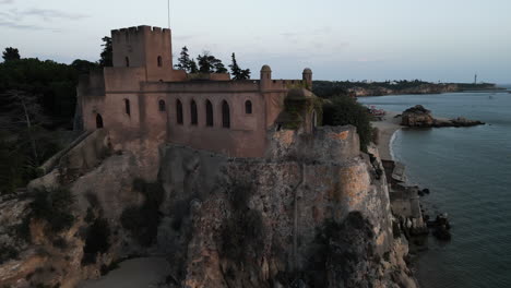 drone sparato volando intorno al castello sulla spiaggia di lisbona, in portogallo