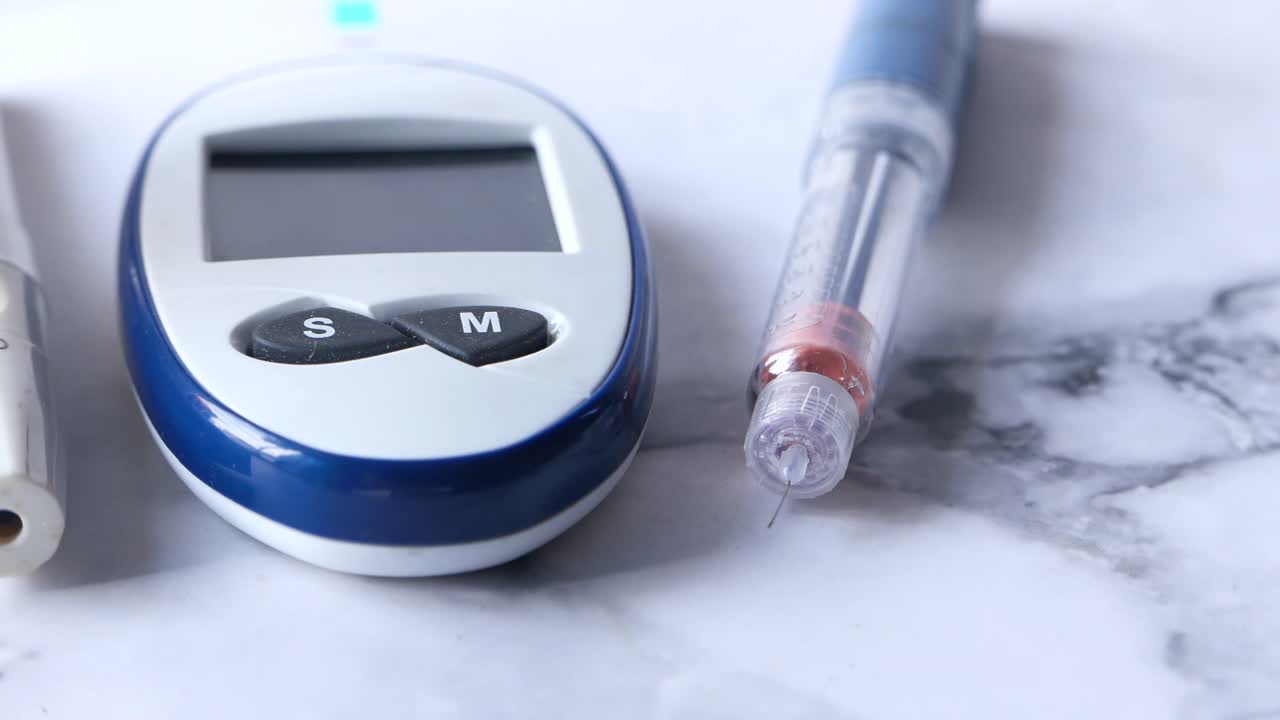 pruebas de diabetes: medidor de glucosa en sangre y pluma de insulina