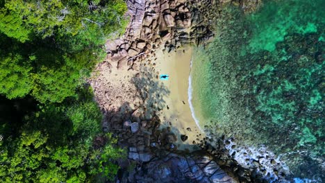 Mujer-Yace-En-La-Playa-Isla-De-Ensueño-Solitaria