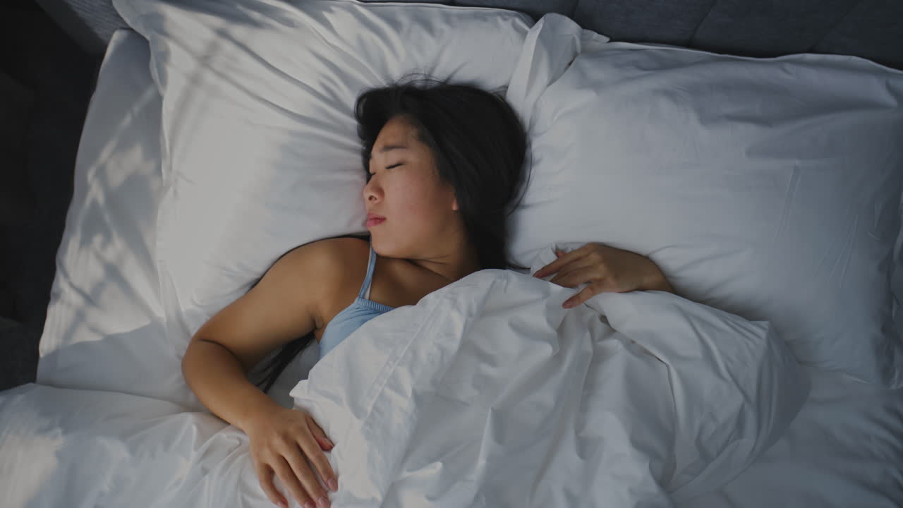 침대에서 자고 있는 여자