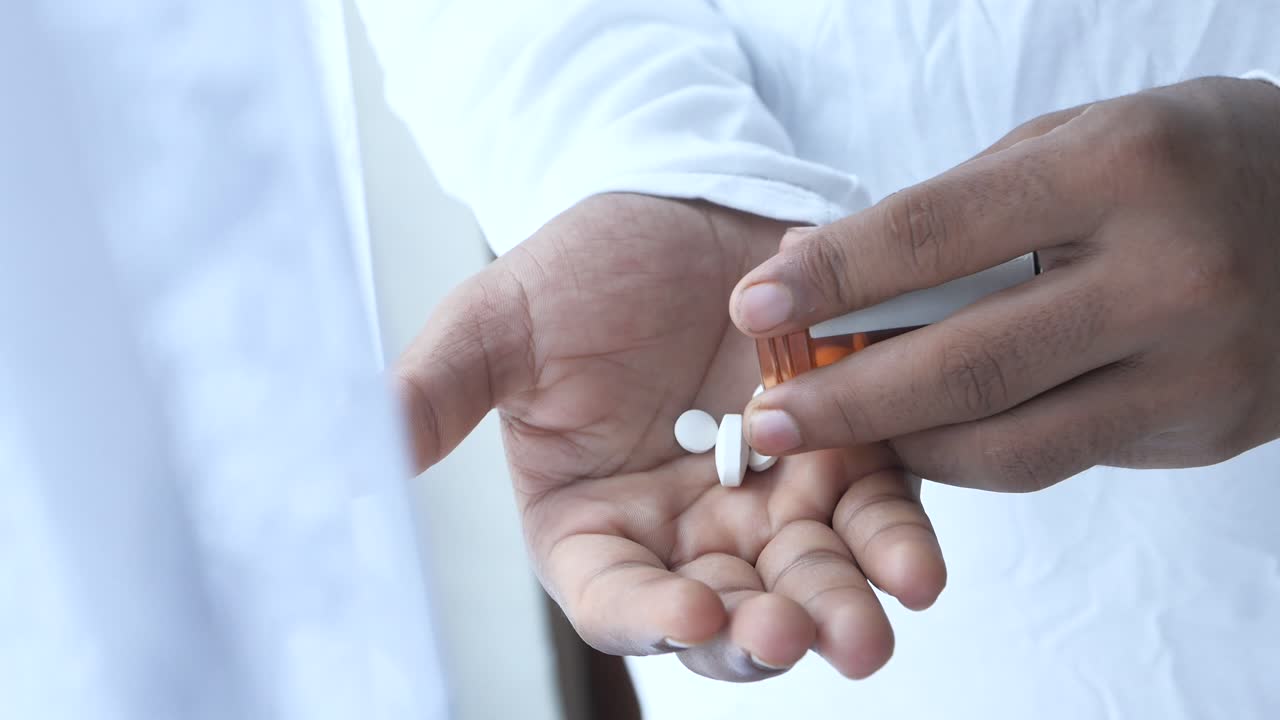 환자에 게 약을주는 의사