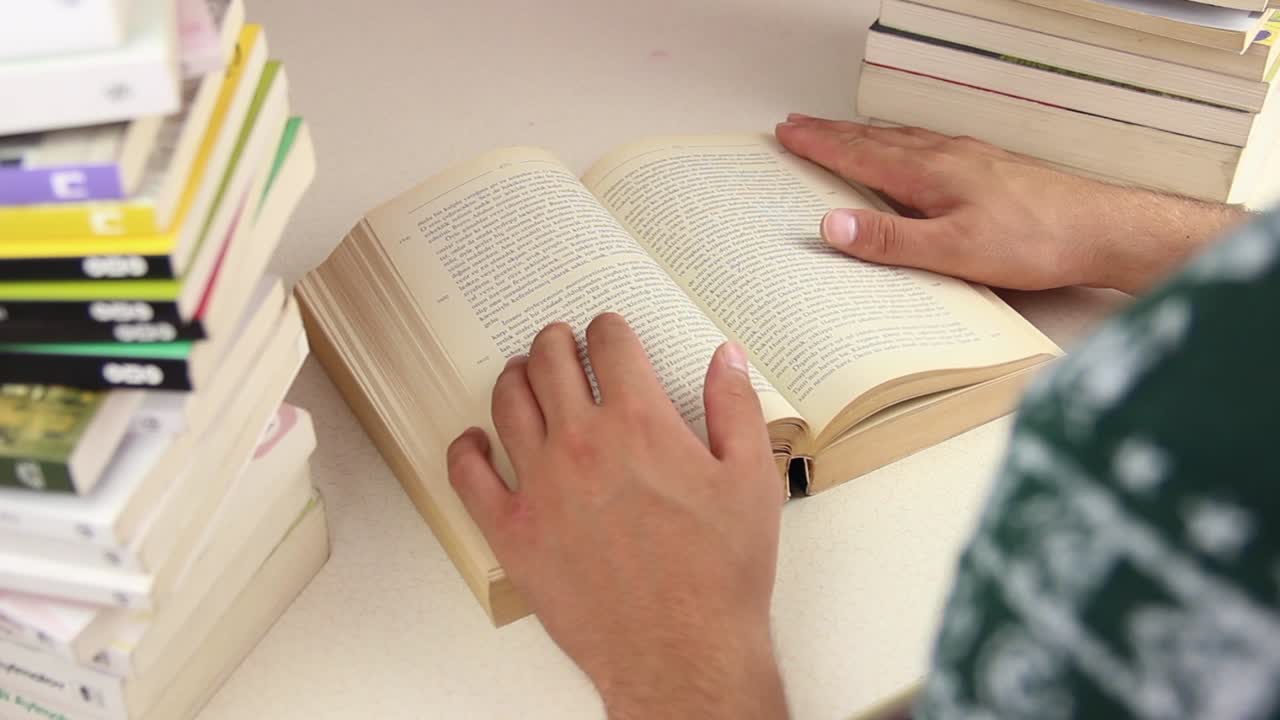 책을 읽는 학생