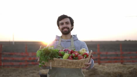 Porträt-Eines-Glücklichen-Jungen-Bauern,-Der-Frisches-Gemüse-In-Einem-Korb-Hält