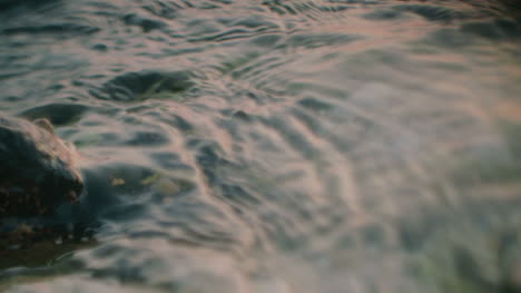superficie del agua al atardecer