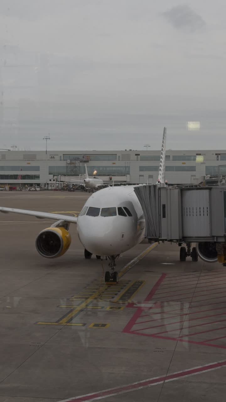 수직으로  된 비행기의 날개와 함께 하늘의 비행기 창문에서 볼 수 있습니다.