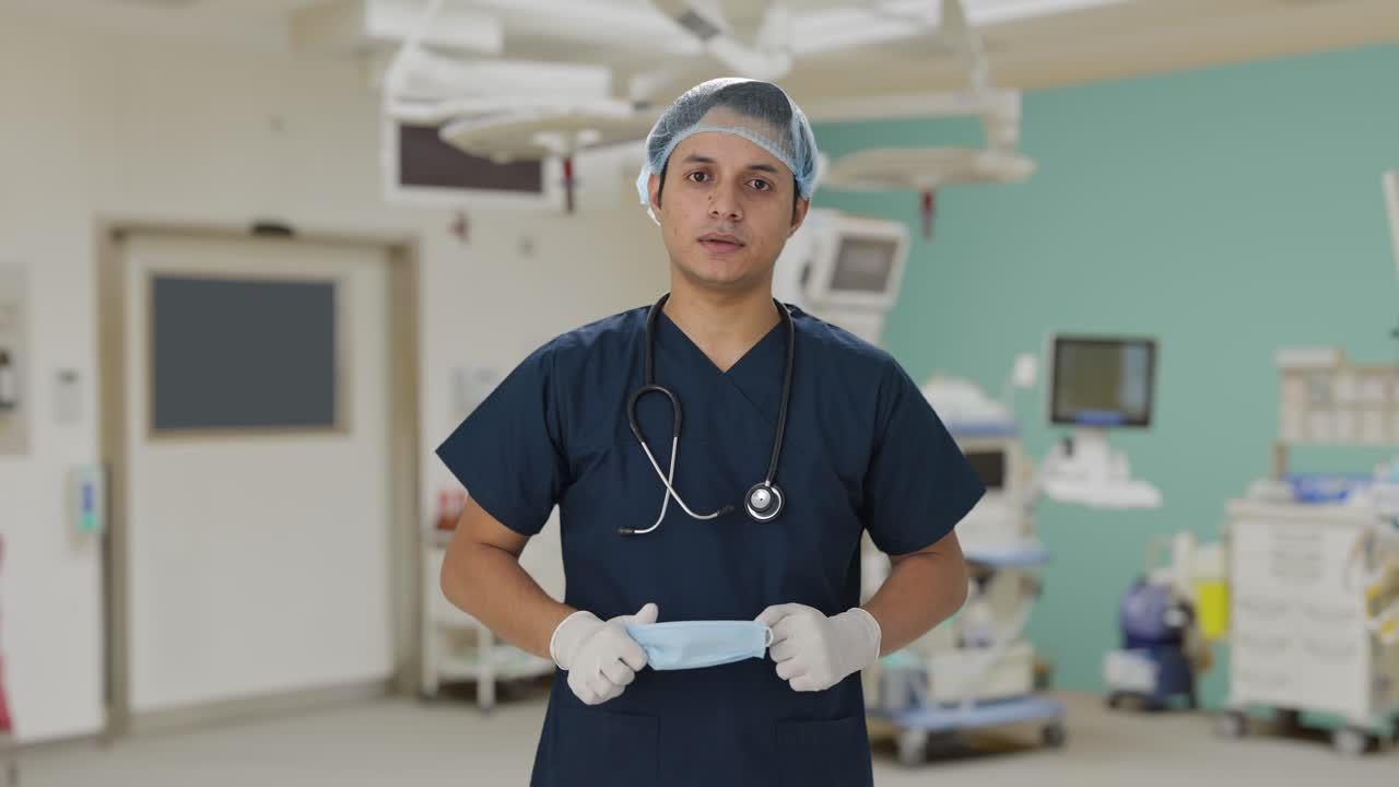 el médico triste quita la máscara después de una operación fallida