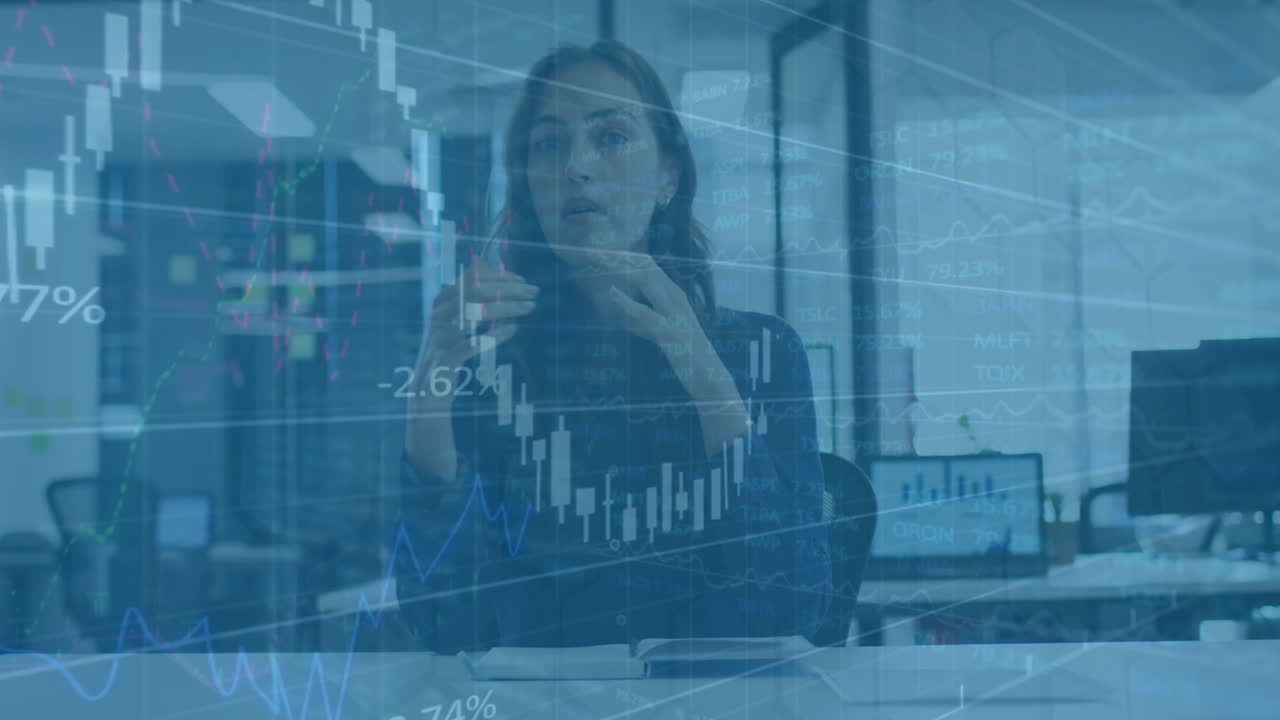 animación del procesamiento de datos financieros sobre una mujer de negocios caucásica en el cargo