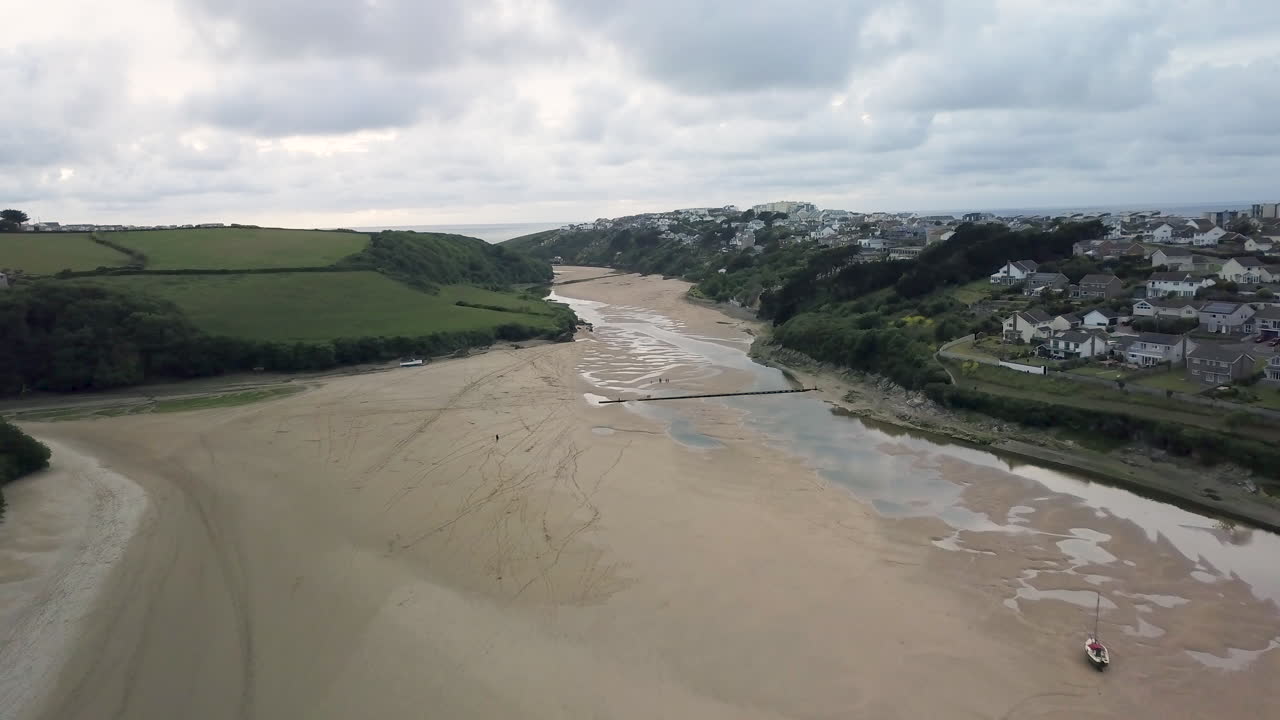 vista panorámica del río gannel en newquay reino unido - toma aérea