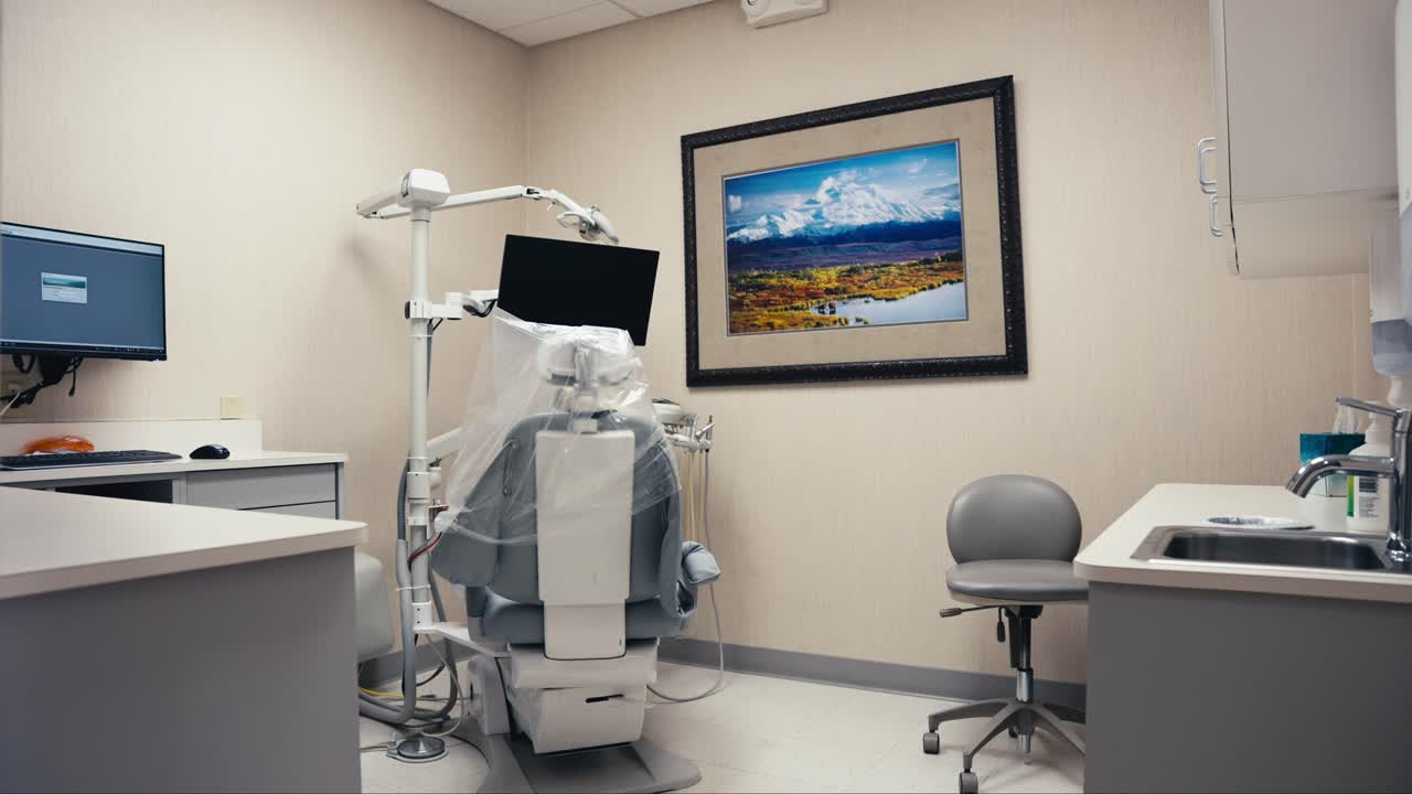 amplio empujón en la toma de una oficina de dentista o sala de limpieza dental con una pieza de arte en la pared