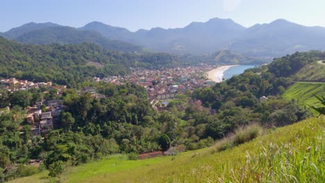 vista panorámica de la playa de garatucaia en angra dos reis desde la cima de la montaña