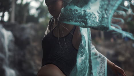 mujer en la naturaleza con chal de azul azulado