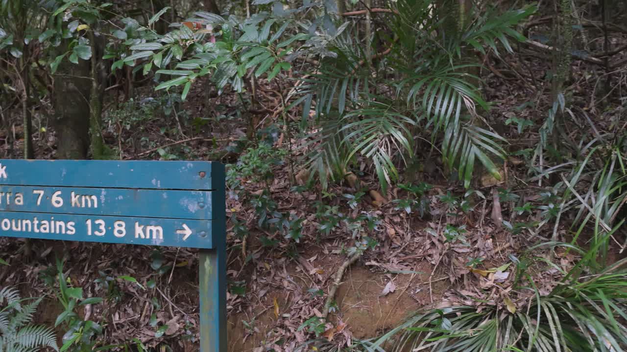 산책 목적지 까지의 거리를 나타내는 표지판