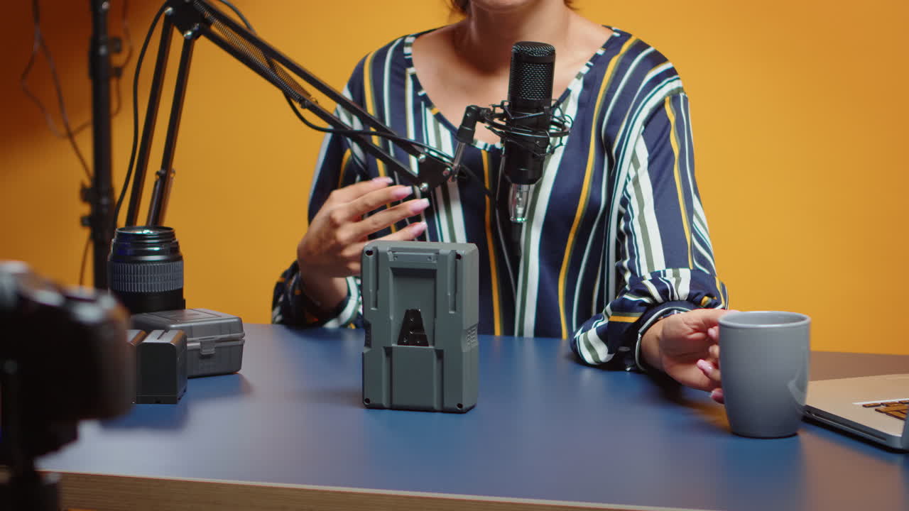 New media reviewer talking about v mount batteries