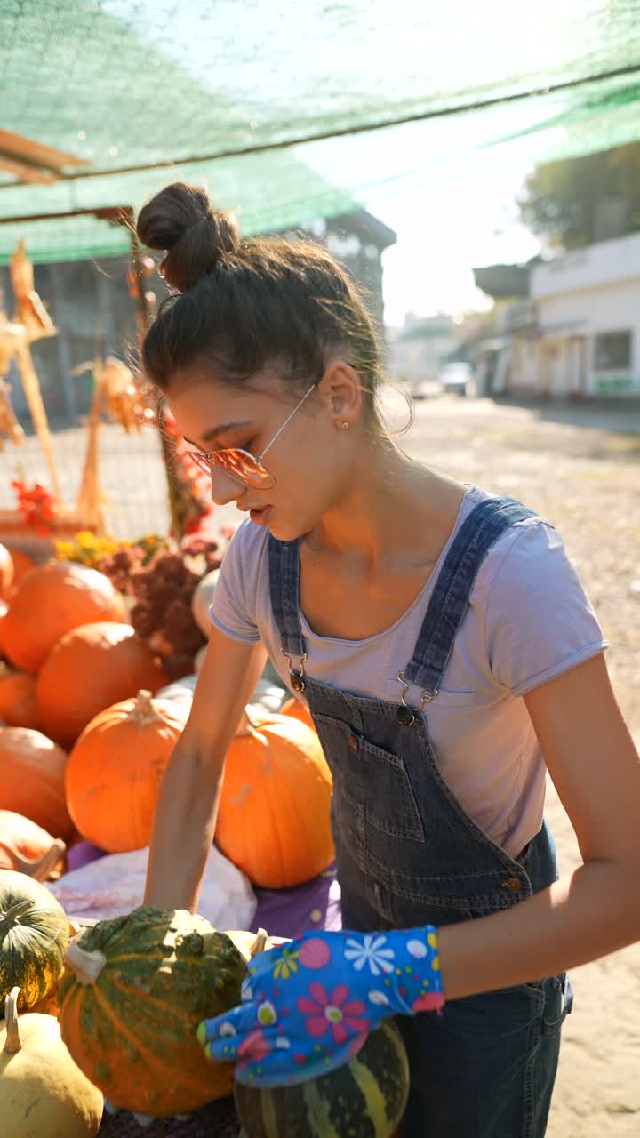 joven vendiendo calabazas en un mercado