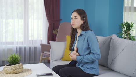 Asiatisches-Teenager-Mädchen-Denkt-In-Angst-Und-Panik.