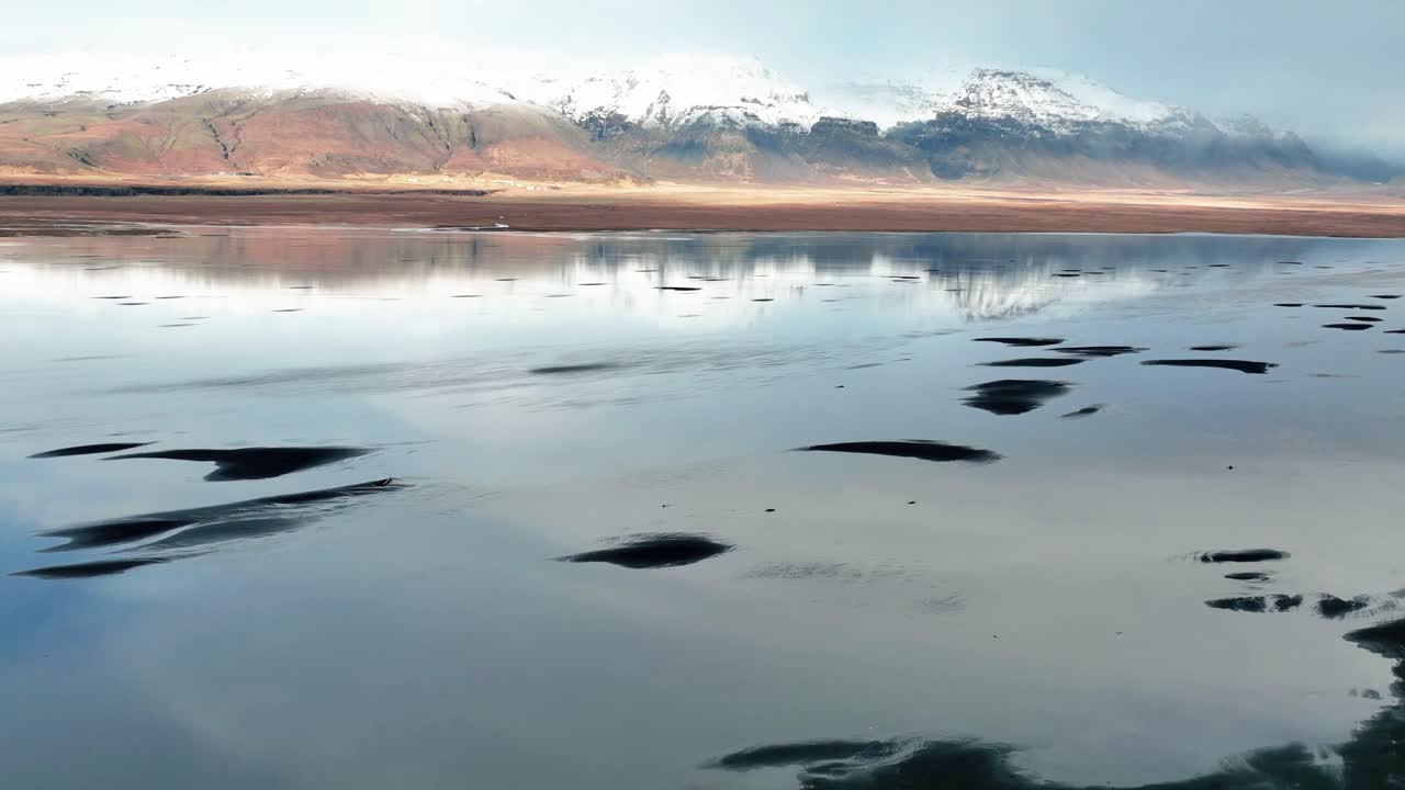 reflejo del cielo en la superficie del agua con naufragio en el sur de islandia