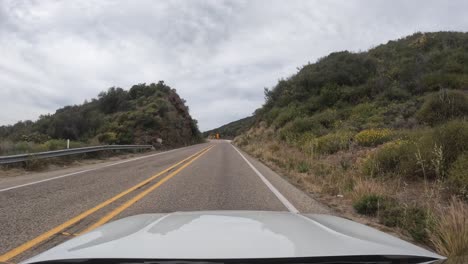 Conduciendo-A-Lo-Largo-De-Un-Camino-Campestre-A-Través-De-Un-Terreno-Accidentado-Y-Rocoso-En-El-Bosque-Nacional-Los-Padres---Punto-De-Vista-Del-Conductor