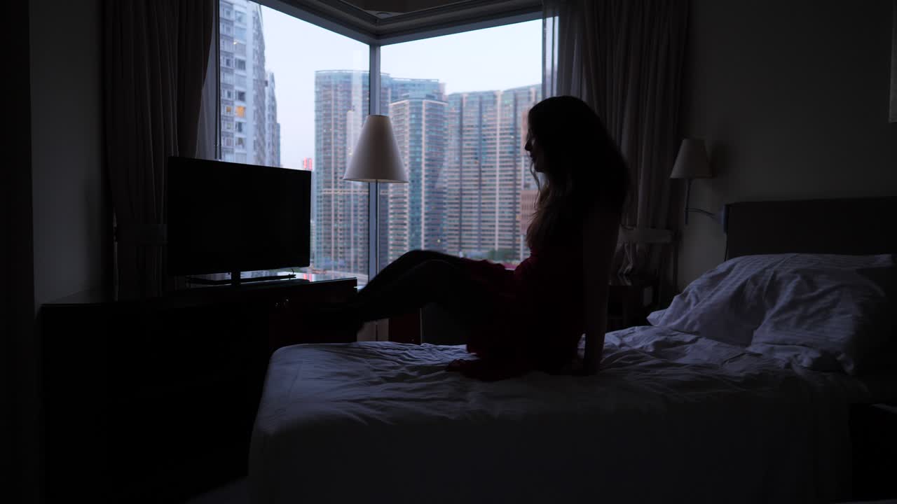 행복한 여성은 침대에 회전하고 점프, 창문 홍콩 파노라마