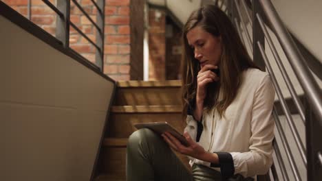 mujer de negocios creativa que usa una mesa digital en una oficina moderna