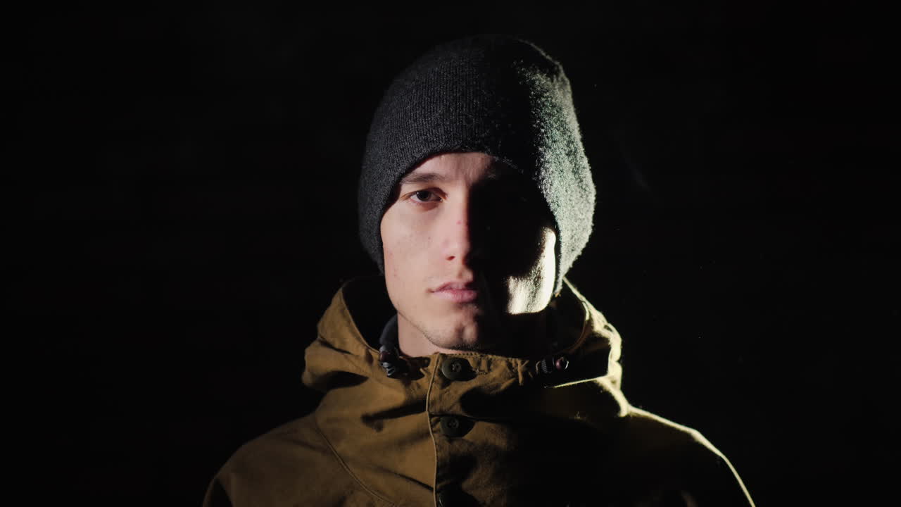 명암 대비의 젊은 남자의 초상