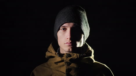 retrato de un joven en luz de contraste