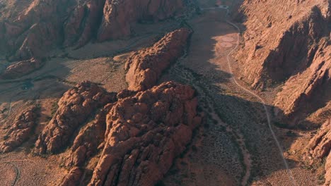 Luftaufnahmen-Bei-Sonnenuntergang-Von-Goldgekrönten-Felsen-Im-Snow-Canyon-Sate-Park