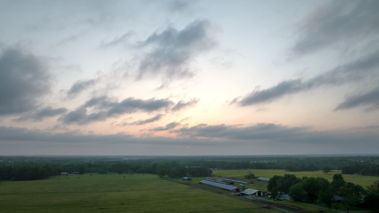 아르칸소 주 젠트리 의 농장 집 들 과 함께 시골  ⁇  위 의 극적 인 일몰