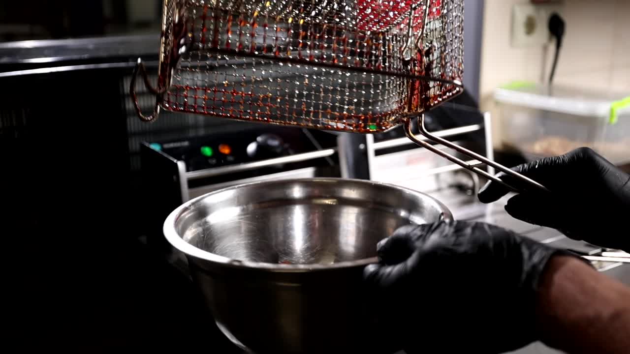 preparación de alimentos en una cocina comercial