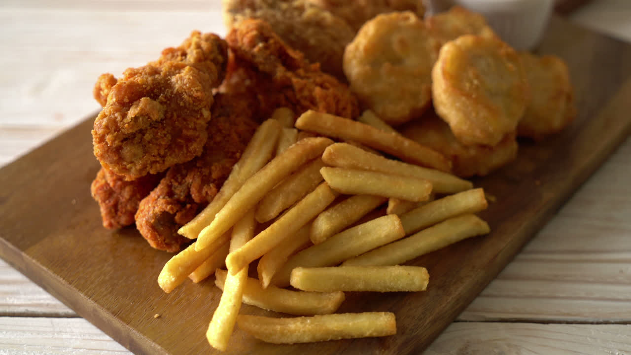 감자 튀김과 너겟을 곁들인 프라이드 치킨