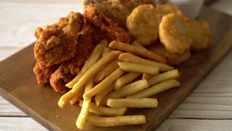 Brathähnchen-Mit-Pommes-Frites-Und-Nuggets