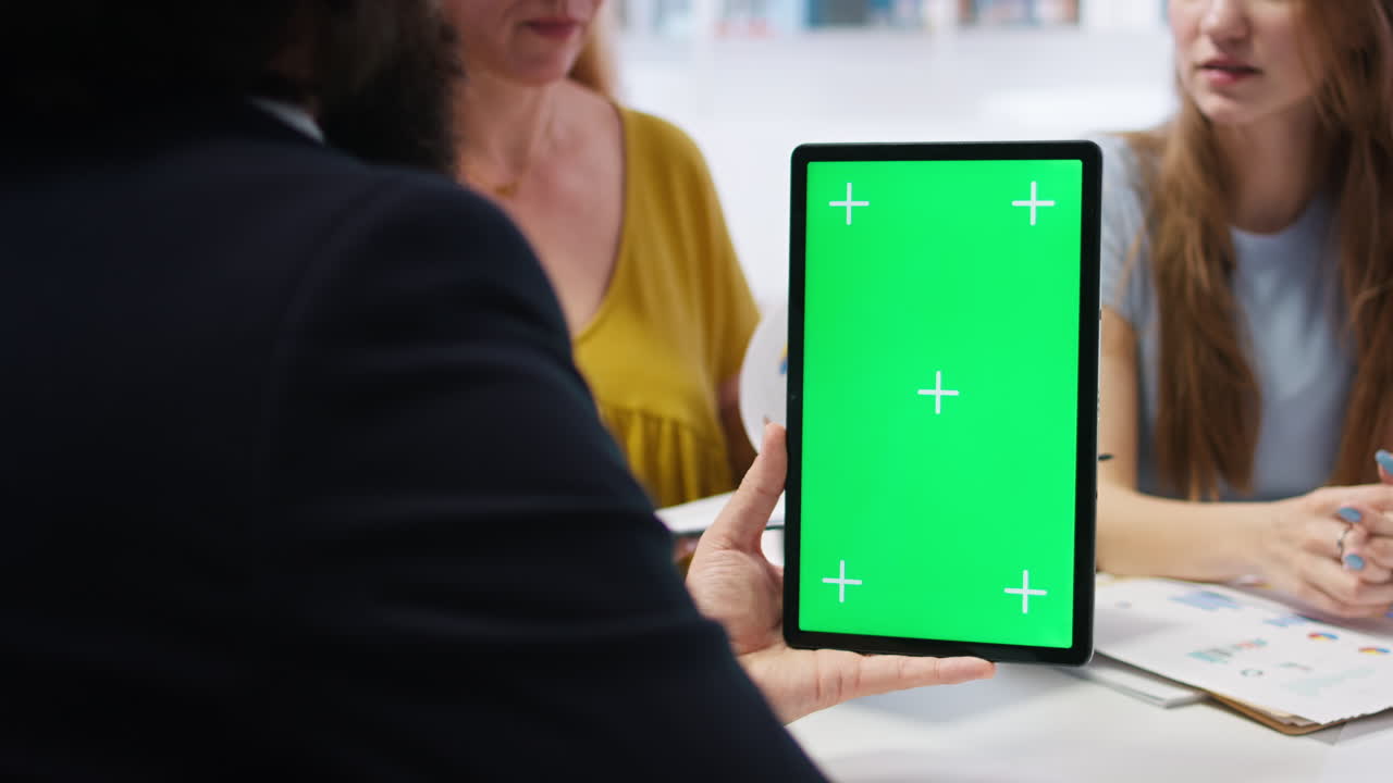 agente que asiste a los clientes en la creación de cuentas con tableta de pantalla verde