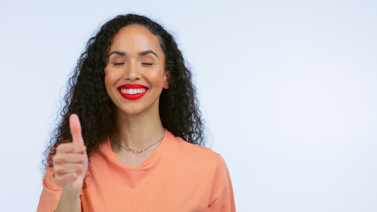 mujer, retrato o éxito pulgares hacia arriba en aislados