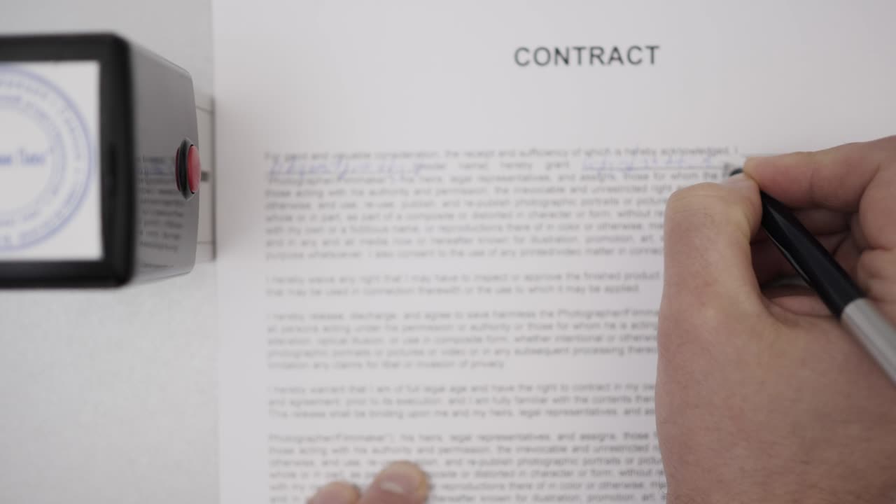 상인 인증서, 계약 승인, 서류, 사무실 인증서에 공인 공인공인, 신용 은행 계약서에 서명하는 사람, 법적 계약서, 서류에 계약서를 작성하는 사람.