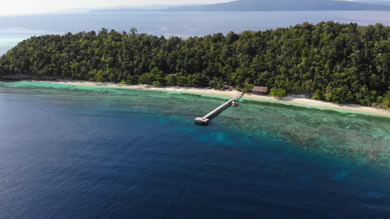 el muelle de un barco sobre las aguas cristalinas del océano en la isla de kri, raja ampat, indonesia