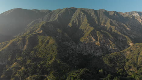 Toma-Aérea-De-Establecimiento-De-La-Montaña-Echo