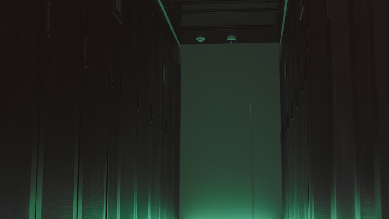 dentro de una sala de servidores