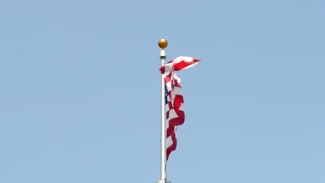 bandera de estados unidos ondeando en el viento