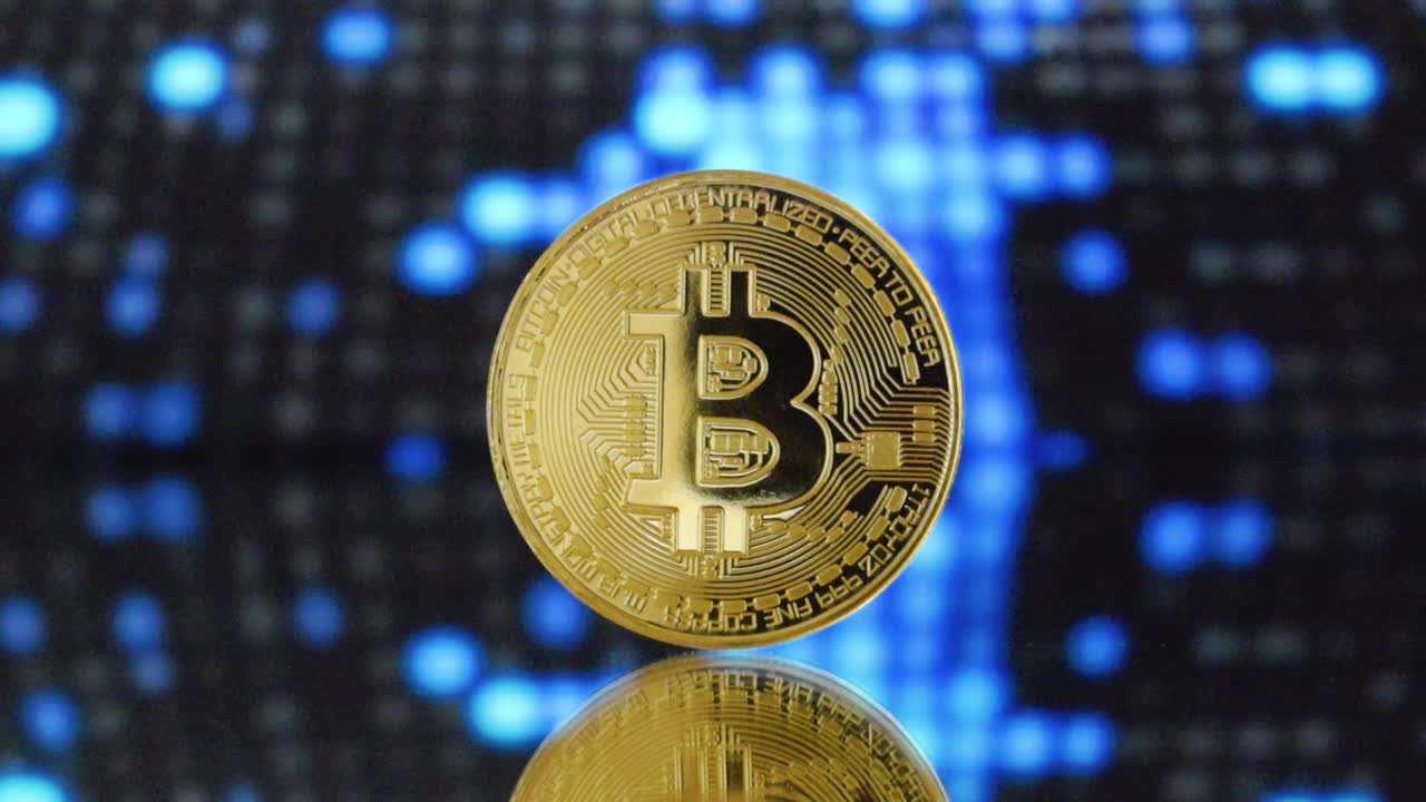 bitcoin dorado en un terreno de espejo con fondo de iluminación digital futurista