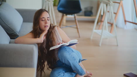 Mujer-Cansada-Leyendo-Un-Libro