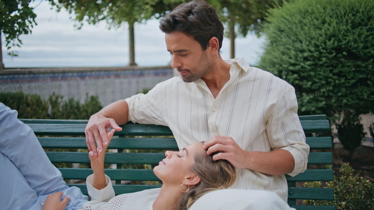 섹시한 마초 여자친구가 벤치에서 긴장을 풀고 손을 만지는