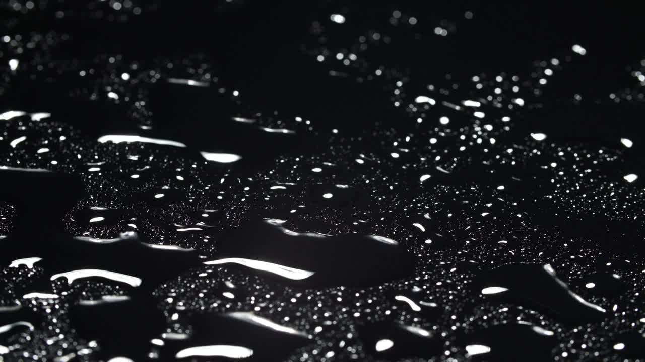 fotografía en primer plano de gotas de agua sobre un fondo negro
