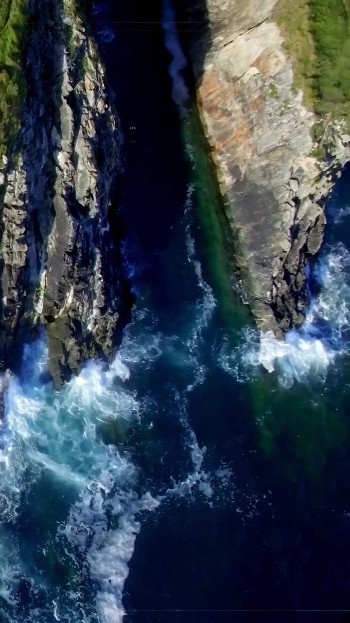 Video verticale: HUD che appare sull'interfaccia, telecamera che esegue una panoramica verso l'alto, HUD che aggiorna le barre per monitorare le onde.