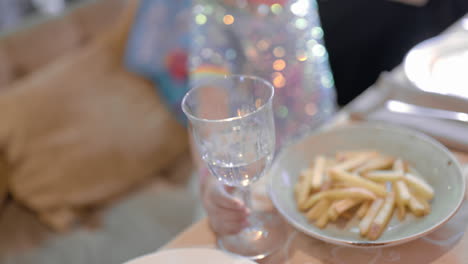 Kind-Möchte-Auch-Das-Glas-Heben