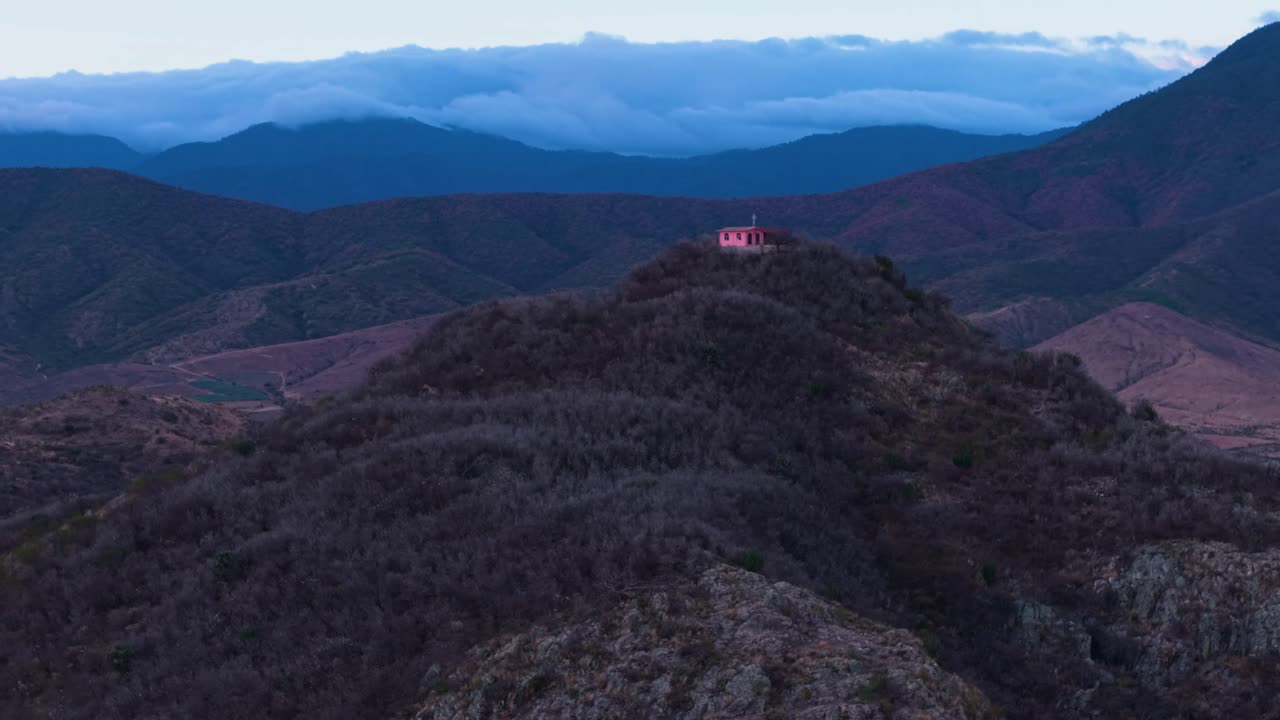 Katolsk kapel på en bjergtop i Oaxaca-dalene set fra oven