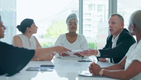 Gente-De-Negocios,-Reuniéndose-Y-Hablando-En-La-Mesa